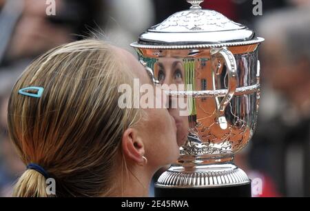 Svetlana Kuznetsova, de Russie, embrasse le trophée après sa victoire lors du match final des femmes célibataires contre Dinara Safina, de Russie, le 14 e jour de l'Open de France à Roland Garros à Paris, France, le 6 juin 2009. Photo de Christophe Guibbbaud/Cameleon/ABACAPRESS.COM Banque D'Images