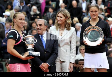 (De gauche à droite) Svetlana Kuznetsova de Russie lève le trophée aux côtés de Jean Gachassin, président de la fédération française de tennis, Steffi Graf et Dinara Safina de Russie après sa victoire les célibataires féminins finale contre Dinara Safina de Russie le 14 jour de l'Open de France à Roland Garros à Paris, France le 6 juin 2009. Photo de Christophe Guibbbaud/Cameleon/ABACAPRESS.COM Banque D'Images