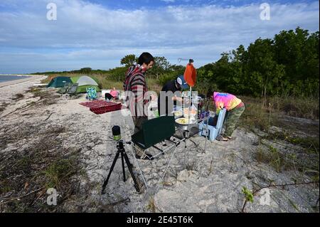 Parc national des Everglades, Floride 01-14-21 en hiver, les jeunes adultes peuvent camper sur la plage de Middle Cape sable, dans l'arrière-pays des Everglades. Banque D'Images