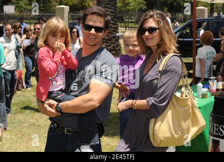 Mark Wahlberg arrive au Carnaval de la célébrité « A Time for Heroes », qui bénéficie à la Fondation Elizabeth Glaser Pediatric AIDS, tenue au Wadsworth Theatre de Westwood, Los Angeles, CA, États-Unis, le 7 juin 2009. Photo de Lionel Hahn/ABACAPRESS.COM Banque D'Images