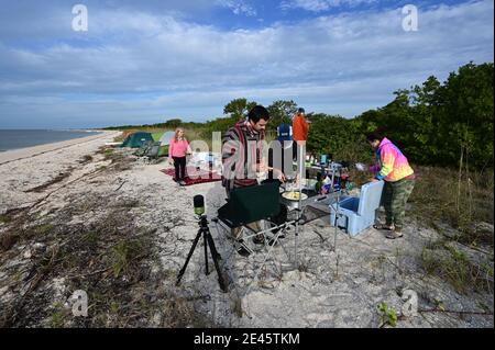 Parc national des Everglades, Floride 01-14-21 en hiver, les jeunes adultes peuvent camper sur la plage de Middle Cape sable, dans l'arrière-pays des Everglades. Banque D'Images