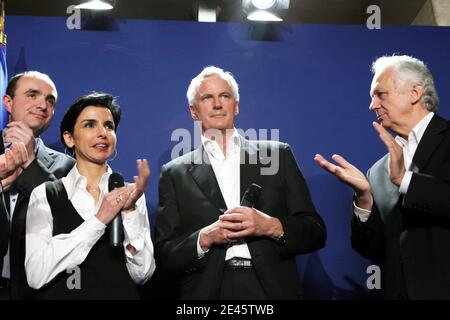 Chef de liste du parti UMP français au pouvoir en Ile de France pour les élections parlementaires européennes, le ministre de l'Agriculture Michel Barnier accompagné du ministre de la Justice Rachida Dati et Jean-Marie Cavada prononce son discours au siège de la campagne de l'UMP à l'issue du vote, à Paris, en France, le 7 juin. 2009. Photo de Stéphane Gilles/ABACAPRESS.COM Banque D'Images