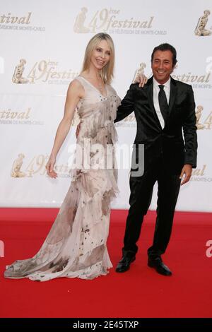 Tonya Kinzinger et Bernard Montiel arrivent à la cérémonie d'ouverture du 49e Festival de télévision de Monte-Carlo à Monaco le 7 juin 2009. Photo de Denis Guignebourg/ABACAPRESS.COM Banque D'Images