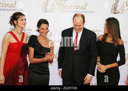 Sandra Lou, Alessandra Sublet, SAS Prince Albert de Monaco et Karine Ferri arrivent à la cérémonie d'ouverture du 49e Festival de télévision de Monte-Carlo à Monaco le 7 juin 2009. Photo de Denis Guignebourg/ABACAPRESS.COM Banque D'Images