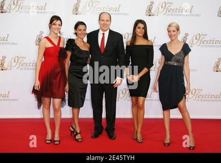 Sandra Lou, Alessandra Sublet, SAS Prince Albert de Monaco et Karine Ferri arrivent à la cérémonie d'ouverture du 49e Festival de télévision de Monte-Carlo à Monaco le 7 juin 2009. Photo de Denis Guignebourg/ABACAPRESS.COM Banque D'Images