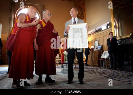 Chef spirituel tibétain exilé, le Dalaï Lama est récompensé après avoir été nommé citoyen honoraire de la capitale française par le maire de Paris, Bertrand Delanoe, en présence de Matthieu Ricard, lors d'une cérémonie à l'hôtel de ville de Paris, le 7 juin 2009. Photo de Denis/Pool/ABACAPRESS.COM Banque D'Images