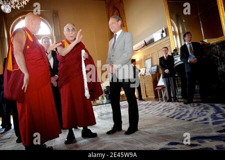 Chef spirituel tibétain exilé, le Dalaï Lama est récompensé après avoir été nommé citoyen honoraire de la capitale française par le maire de Paris, Bertrand Delanoe, en présence de Matthieu Ricard, lors d'une cérémonie à l'hôtel de ville de Paris, le 7 juin 2009. Photo de Denis/Pool/ABACAPRESS.COM Banque D'Images