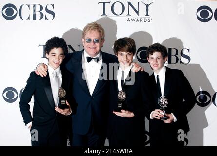 (G-D) David Alvarez, Sir Elton John, Kiril Kulish et Trent Kowalik se posent dans la 63e salle de presse annuelle des Tony Awards sur Top of the Rock au Rockefeller Center New York, États-Unis, le 7 juin 2009. (Photo : David Alvarez, Sir Elton John, Kiril Kulish, Trent Kowalik) photo de Donna Ward/ABACAPRESS.COM Banque D'Images