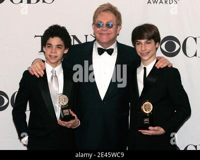 (G-D) David Alvarez, Sir Elton John et Kiril Kulish posent dans la 63e salle de presse annuelle des Tony Awards sur le sommet du Rock au Rockefeller Center New York, États-Unis, le 7 juin 2009. (Photo : David Alvarez, Sir Elton John, Kiril Kulish) photo de Donna Ward/ABACAPRESS.COM Banque D'Images