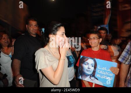 Nayla Tueni, 27 ans, célèbre la victoire avec ses partisans dans la région d'Ashrafiyeh, à Beyrouth, au Liban, le 7 juin 2009. Tueni est la fille de Jebran Tueni, journaliste assassiné et membre du Parlement, elle a combattu sous la bannière de la majorité du 14 mars et a remporté l'élection qu'elle a dédiée à son défunt père. Photo par Ammar Abd Rabbo/ABACAPRESS.COM Banque D'Images