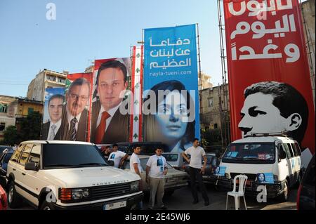 Affiches de Nayla Tueni, 27 ans, vues dans la région d'Ashrafiyeh, Beyrouth, Liban, le 7 juin 2009. Tueni est la fille de Jebran Tueni, journaliste assassiné et membre du Parlement, elle a combattu sous la bannière de la majorité du 14 mars et a remporté l'élection qu'elle a dédiée à son défunt père. Photo par Ammar Abd Rabbo/ABACAPRESS.COM Banque D'Images