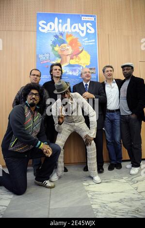 Keziah Jones, Antoine de Caunes, Claude Mc Solaar, Yvan le Bolloc'h, Sébastien Folin, Luc Barruet et Jean-Paul Huchon assistent à la conférence de presse du festival annuel de musique de bienfaisance et de collecte de fonds sur le sida 'Solidays' qui s'est tenu à l'hôtel de la région Ile de France à Paris, le 8 juin 2009. Photo de Mehdi Taamallah/ABACAPRESS.COM Banque D'Images