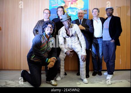 Keziah Jones, Antoine de Caunes, Claude Mc Solaar, Yvan le Bolloc'h, Sébastien Folin, Luc Barruet et Jean-Paul Huchon assistent à la conférence de presse du festival annuel de musique de bienfaisance et de collecte de fonds sur le sida 'Solidays' qui s'est tenu à l'hôtel de la région Ile de France à Paris, le 8 juin 2009. Photo de Mehdi Taamallah/ABACAPRESS.COM Banque D'Images