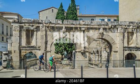 Ruines de la porte d'Augustan à Nîmes, qui était l'une des portes principales de l'ancienne ville, département du Gard, région occitanie, sud de la France Banque D'Images