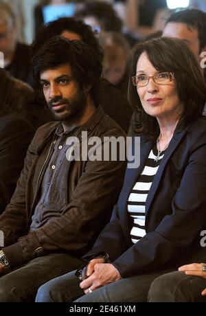 Les membres du jury, Vikash Dhorasoo et Chantal Lauby, posent lors de la conférence de presse du Festival Paris Cinéma au Cityhall de Paris, France, le 12 juin 2009. Photo de Giancarlo Gorassini/ABACAPRESS.COM Banque D'Images
