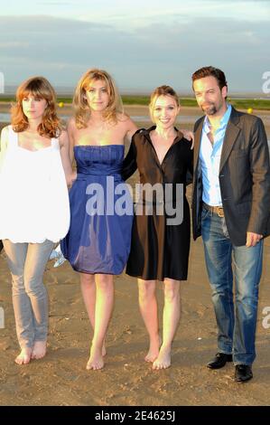 Amanda Sthers, Cecile Cassel, Anne Marivin, Patrick mille pose sur la plage dans le cadre du 23e Festival du film romantique de Cabourg à Cabourg, France, le 12 juin 2009. Photo de Thierry Orban/ABACAPRESS.COM Banque D'Images