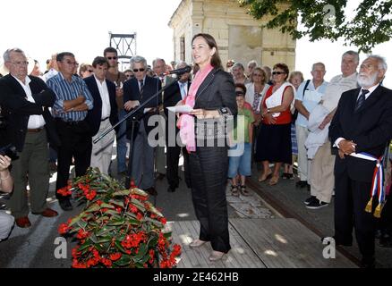 EXCLUSIF. Segolene Royal, presidente socialiste de la région Poitou charente visite la ville de Tonnay-Charente et aide à l'inauguration d'un pont et d'une fete locale le 13 juin 2009. Photo de Patrick Bernard/ABACAPRESS.COM Banque D'Images