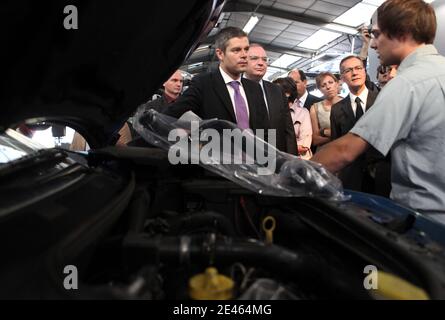 Le ministre français de l'emploi Laurent Wauquiez, lors de son ''tour de France'' pour l'emploi des jeunes, rencontre des jeunes au travail lors de sa visite dans un garage à Villefranche-sur-Saone, en France, le 18 juin 2009. Photos de Vincent Dargent/ABACAPRESS.COM' Banque D'Images