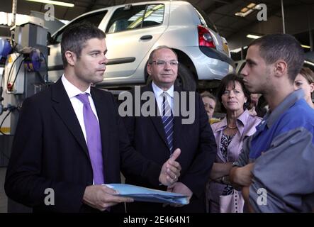 Le ministre français de l'emploi Laurent Wauquiez, lors de son ''tour de France'' pour l'emploi des jeunes, rencontre des jeunes au travail lors de sa visite dans un garage à Villefranche-sur-Saone, en France, le 18 juin 2009. Photos de Vincent Dargent/ABACAPRESS.COM' Banque D'Images