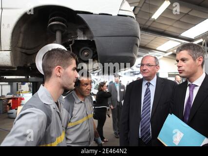 Le ministre français de l'emploi Laurent Wauquiez, lors de son ''tour de France'' pour l'emploi des jeunes, rencontre des jeunes au travail lors de sa visite dans un garage à Villefranche-sur-Saone, en France, le 18 juin 2009. Photos de Vincent Dargent/ABACAPRESS.COM' Banque D'Images