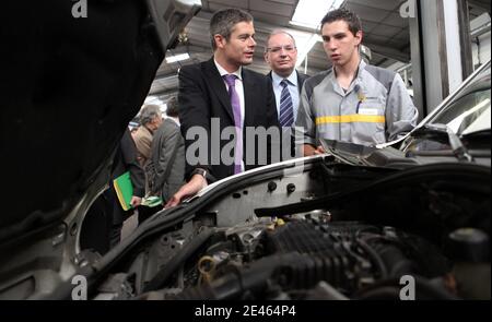 Le ministre français de l'emploi Laurent Wauquiez, lors de son ''tour de France'' pour l'emploi des jeunes, rencontre des jeunes au travail lors de sa visite dans un garage à Villefranche-sur-Saone, en France, le 18 juin 2009. Photos de Vincent Dargent/ABACAPRESS.COM' Banque D'Images