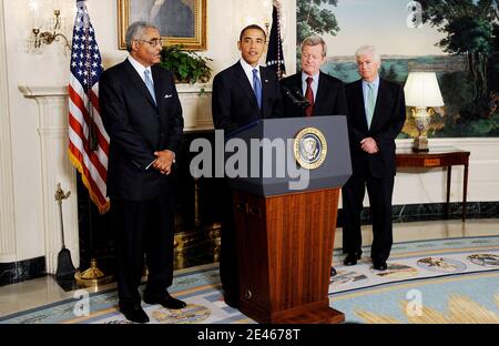 LE président AMÉRICAIN Barack Obama parle de la baisse du coût des médicaments pour les personnes âgées le 22 juin 2009 dans la salle de réception diplomatique de la Maison Blanche à Washington, DC. De gauche à droite : Barry Rand, PDG de l'AARP, le sénateur Max Baucus, D-MT, et le sénateur Chris Dodd, D-CT. Photo d'Olivier Douliery/ABACAPRESS.COM (en photo : Barry Rand, Barack Obama, Max Baucus, Chris Dodd) Banque D'Images