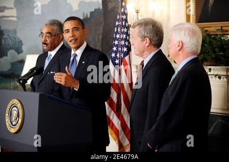 LE président AMÉRICAIN Barack Obama parle de la baisse du coût des médicaments pour les personnes âgées le 22 juin 2009 dans la salle de réception diplomatique de la Maison Blanche à Washington, DC. De gauche à droite : Barry Rand, PDG de l'AARP, le sénateur Max Baucus, D-MT, et le sénateur Chris Dodd, D-CT. Photo d'Olivier Douliery/ABACAPRESS.COM (en photo : Barry Rand, Barack Obama, Max Baucus, Chris Dodd) Banque D'Images