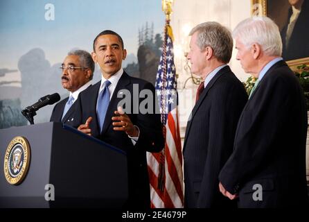 LE président AMÉRICAIN Barack Obama parle de la baisse du coût des médicaments pour les personnes âgées le 22 juin 2009 dans la salle de réception diplomatique de la Maison Blanche à Washington, DC. De gauche à droite : Barry Rand, PDG de l'AARP, le sénateur Max Baucus, D-MT, et le sénateur Chris Dodd, D-CT. Photo d'Olivier Douliery/ABACAPRESS.COM (en photo : Barry Rand, Barack Obama, Max Baucus, Chris Dodd) Banque D'Images