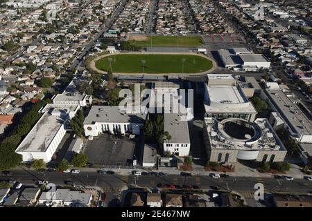 Une vue aérienne de l'école secondaire James A. Garfield Senior au milieu de la pandémie mondiale de coronavirus COVID-19, le dimanche 17 janvier 2021, à Los Angeles. Banque D'Images