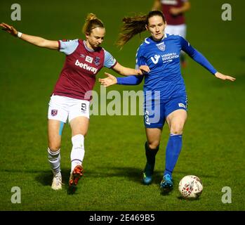 Dagenham, Royaume-Uni. 21 janvier 2021. DAGENHAM, ANGLETERRE - JANVIER 21 : Sarah Robson de Durham W.F.C détient Martha Thomas de West Ham United WFC pendant la FA Women's Continental Tires League Cup Quarter finale match entre West Ham United Women et Durham Women au stade de construction de Chigwell le 21 janvier 2021 à Dagenham, Angleterre crédit : Action Foto Sport/Alamy Live News Banque D'Images