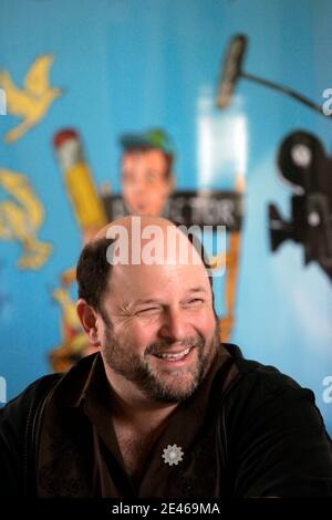 Jason Alexander, de Seinfeld, tient une conférence de presse à Jérusalem, en Israël, le 24 juin 2009. Alexander parle des projets du film OneVoice Movement qui incluent des jeunes israéliens et palestiniens pour filmer des histoires imaginant ce que la région pourrait ressembler à dix ans à partir de 2008. Le projet s'appelle « imagine 2018 » et deux films ont été réalisés, l'un intitulé « UN soldat et UN garçon » et l'autre, « tel Aviv -Damas Express ». Photo par Olivier Fitoussi/ABACAPRESS.COM Banque D'Images