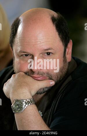 Jason Alexander, de Seinfeld, tient une conférence de presse à Jérusalem, en Israël, le 24 juin 2009. Alexander parle des projets du film OneVoice Movement qui incluent des jeunes israéliens et palestiniens pour filmer des histoires imaginant ce que la région pourrait ressembler à dix ans à partir de 2008. Le projet s'appelle « imagine 2018 » et deux films ont été réalisés, l'un intitulé « UN soldat et UN garçon » et l'autre, « tel Aviv -Damas Express ». Photo par Olivier Fitoussi/ABACAPRESS.COM Banque D'Images