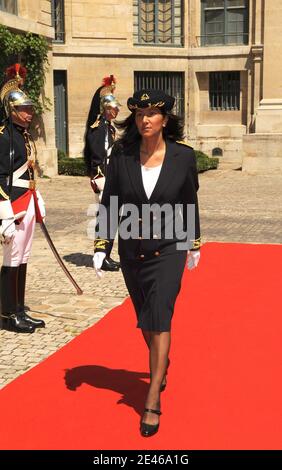 Le sous-préfet de police Malika Bellarbi (Benlarbi) assiste à une cérémonie au cours de laquelle le cheikha Mozah Bint Nasser Al Misnad du Qatar est inauguré en tant que membre permanent de l'Académie des Beaux-Arts de l'Institut de France, à Paris, France, le 24 juin 2009, le dernier jour de sa visite d'État en France. Photo par Ammar Abd Rabbo/ABACAPRESS.COM Banque D'Images