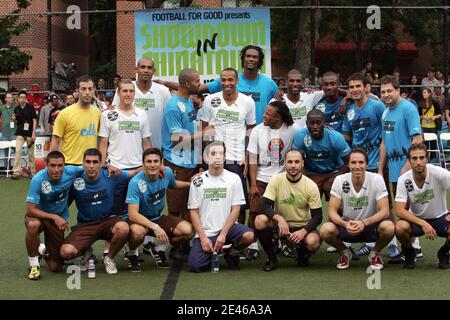 Thierry Henry, Salomon Kalou, Steve Nash, Tony Parker, Javier Zanetti, Chris Bosh, Ivan Cordoba, Grant Hill, Edgar Davids et Mathieu Flamini lors du match de football caritatif de la Fondation Steve Nash, « The Showdown in Chinatown » au Sarah D. Roosevelt Park, Chinatown à New York, NY, États-Unis, le 24 juin 2009. Photo de Charles Guerin/Cameleon/ABACAPRESS.COM Banque D'Images