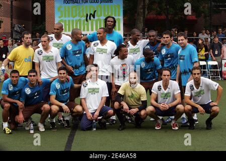 Thierry Henry, Salomon Kalou, Steve Nash, Tony Parker, Javier Zanetti, Chris Bosh, Ivan Cordoba, Grant Hill, Edgar Davids et Mathieu Flamini lors du match de football caritatif de la Fondation Steve Nash, « The Showdown in Chinatown » au Sarah D. Roosevelt Park, Chinatown à New York, NY, États-Unis, le 24 juin 2009. Photo de Charles Guerin/Cameleon/ABACAPRESS.COM Banque D'Images