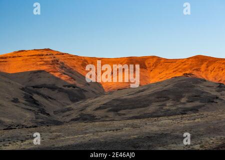 Coucher de soleil sur les collines herbeuses près de Fields et Frenchglen, Oregon, États-Unis Banque D'Images