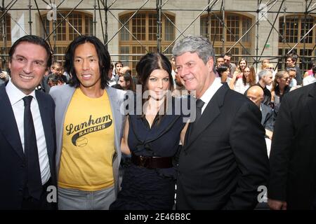 Steve Gan (L) , chanteur américain Fergie de Black Eye Peas pendant Louis Vuitton le salon de la collection hommes prêt à porter (PAP français) printemps-été 2009-2010, qui s'est tenu au 'le 104 Centquatre' à Paris, France, le 25 juin 2009. Photo de Benoit Pinguet/ABACAPRESS.COM Banque D'Images