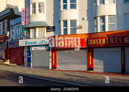 Prenez le soleil sur le front de mer à Marine Parade, à Southend on Sea, Essex, Royaume-Uni Banque D'Images