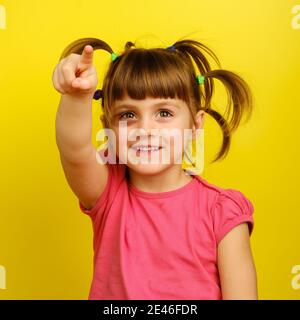 petite fille caucasienne avec des picots et des ecchymoses sous l'œil et en pointant vers le haut Banque D'Images