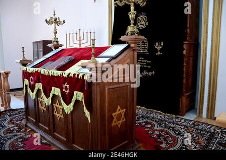 Aire de prière de l'autel avec la menorah hanukkah étoile de David à synagogue Batumi Géorgie Banque D'Images