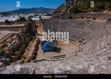 Ruines antiques de l'amphithéâtre grec-romain de l'ancienne ville de Myra à Demre, Turquie. Banque D'Images