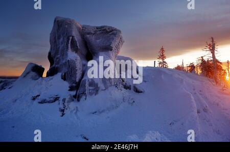 Un bel hiver dans les Beskids de Silésie. Malinowska Skala - un pic tropical dans la crête principale de la Barania Gora dans le Silesian Beskids in Banque D'Images