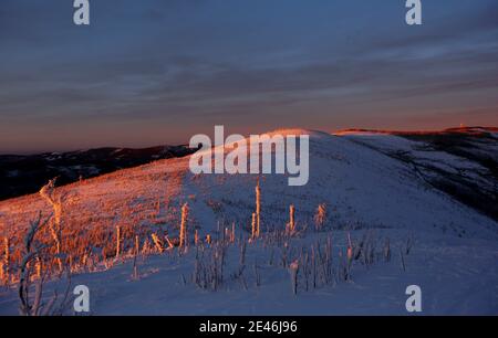 Un bel hiver dans les Beskids de Silésie. Malinowska Skala - un pic tropical dans la crête principale de la Barania Gora dans le Silesian Beskids in Banque D'Images