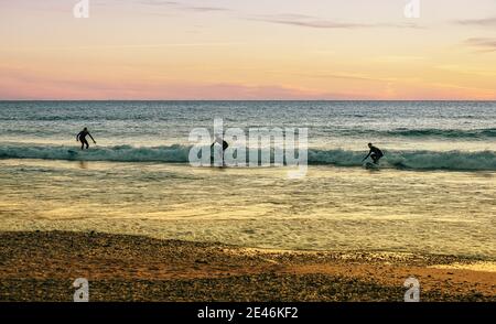 Coucher de soleil sur la plage de Fistral Banque D'Images