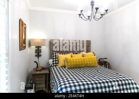 Petite chambre avec un lit en bois complexe Banque D'Images