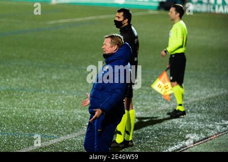 Cornella. 21 janvier 2021. L'entraîneur-chef de Barcelone, Ronald Koeman (1er L), réagit lors du dernier match de football de la coupe du Roi espagnole 1/16 entre le FC Barcelone et l'UE Cornella à Cornella, en Espagne, le 21 janvier 2021. Crédit : Joan Gosa/Xinhua/Alay Live News Banque D'Images