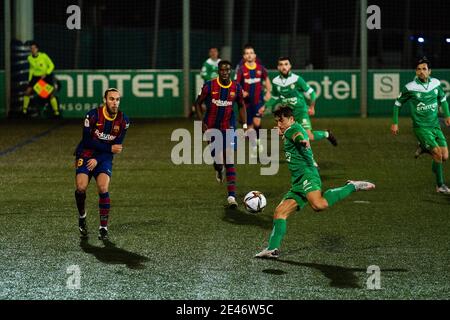 Cornella, finale de la coupe du Roi espagnole 1/16 entre le FC Barcelone et l'UE Cornella à Cornella. 21 janvier 2021. Eloy Gila de Cornella (R, front) prend des photos lors du dernier match de football de la coupe du Roi espagnole 1/16 entre le FC Barcelone et l'UE Cornella à Cornella, en Espagne, le 21 janvier 2021. Crédit : Joan Gosa/Xinhua/Alay Live News Banque D'Images