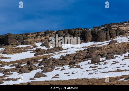 Affleurements rocheux et neige sur Steens Mountain, Oregon, États-Unis Banque D'Images