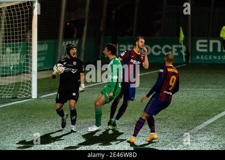 Cornella. 21 janvier 2021. Le goalkeepr de Cornella Ramon Juan (L) réagit après avoir sauvé un coup de pied de pénalité lors du match final de football de la coupe du Roi espagnole 1/16 entre le FC Barcelone et l'UE Cornella à Cornella, en Espagne, le 21 janvier 2021. Crédit : Joan Gosa/Xinhua/Alay Live News Banque D'Images