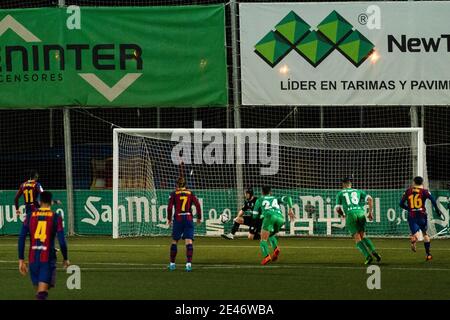 Cornella. 21 janvier 2021. Ramon Juan, gardien de but de Cornella (4e L), sauve un coup de pied de pénalité lors du match de football final de la coupe du Roi espagnole 1/16 entre le FC Barcelone et l'UE Cornella à Cornella, en Espagne, le 21 janvier 2021. Crédit : Joan Gosa/Xinhua/Alay Live News Banque D'Images